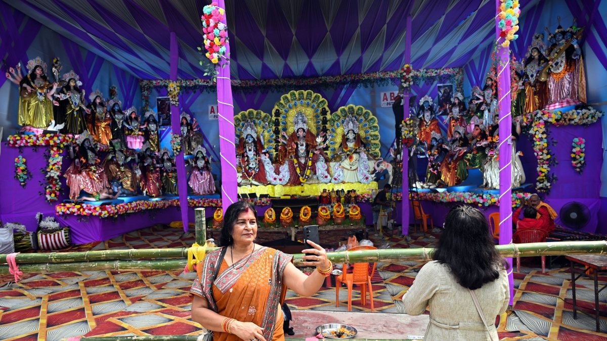 Devotee takes selfie before Durga idols at Patna pandal