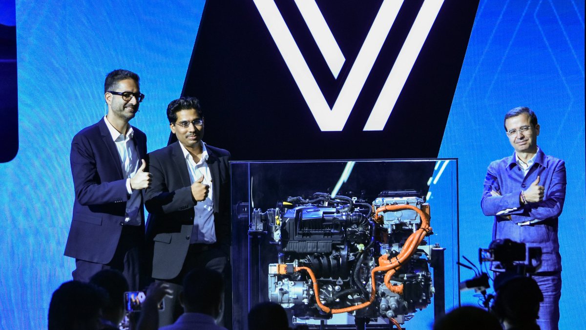 Renault Duster Strong Hybrid E-Tech 160 launched in Mumbai