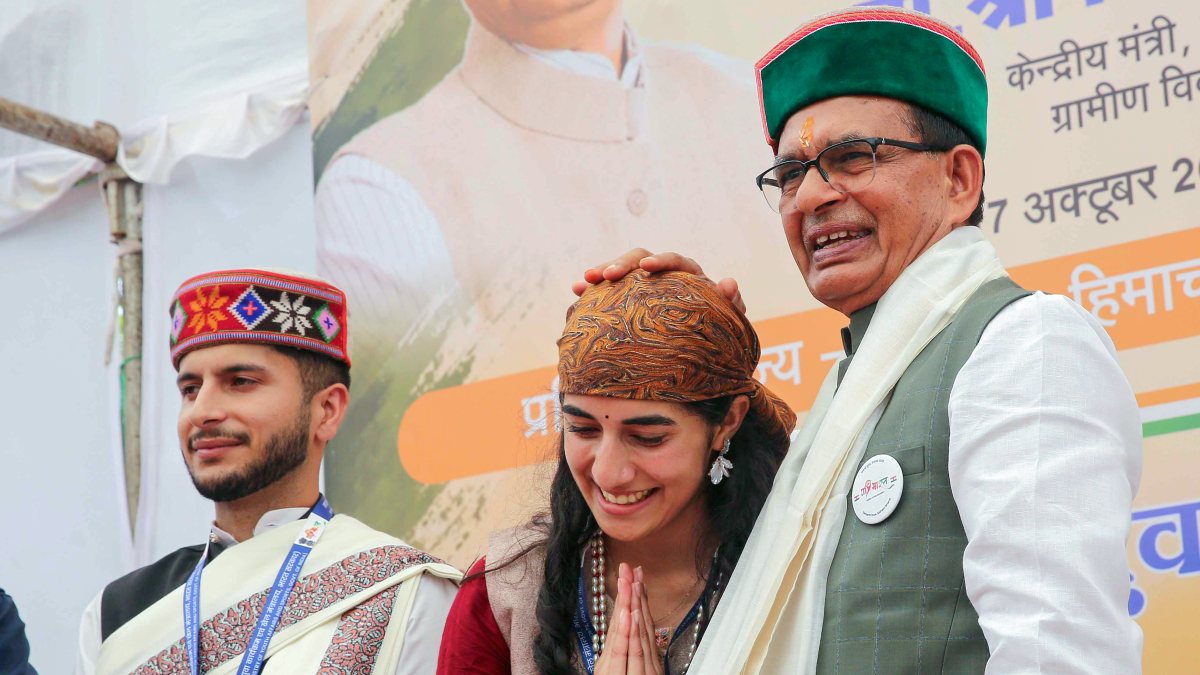 Chouhan joins students at Vande Mataram Yuva Samvad in Bhopal
