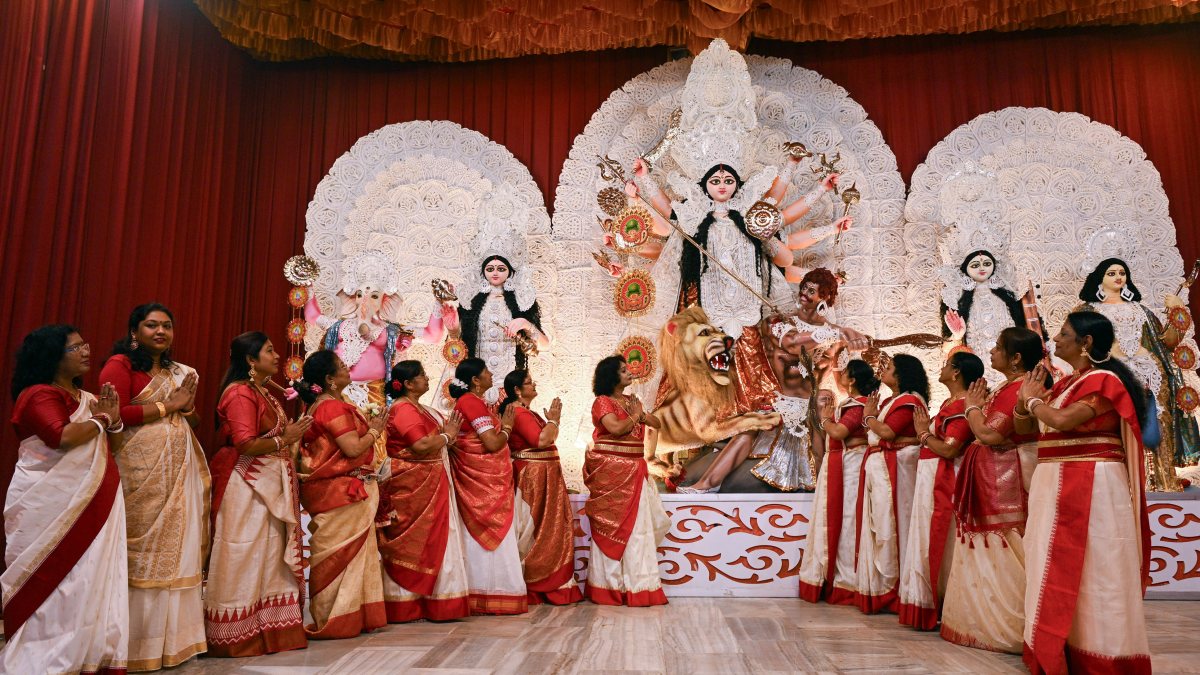 Bengali women welcome Durga on Maha Saptami in Ranchi