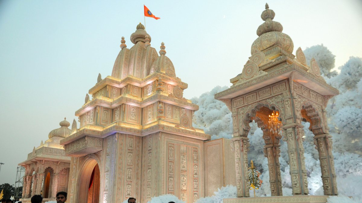 Kolkata Durga Puja pandal features Ayodhya Ram Mandir theme