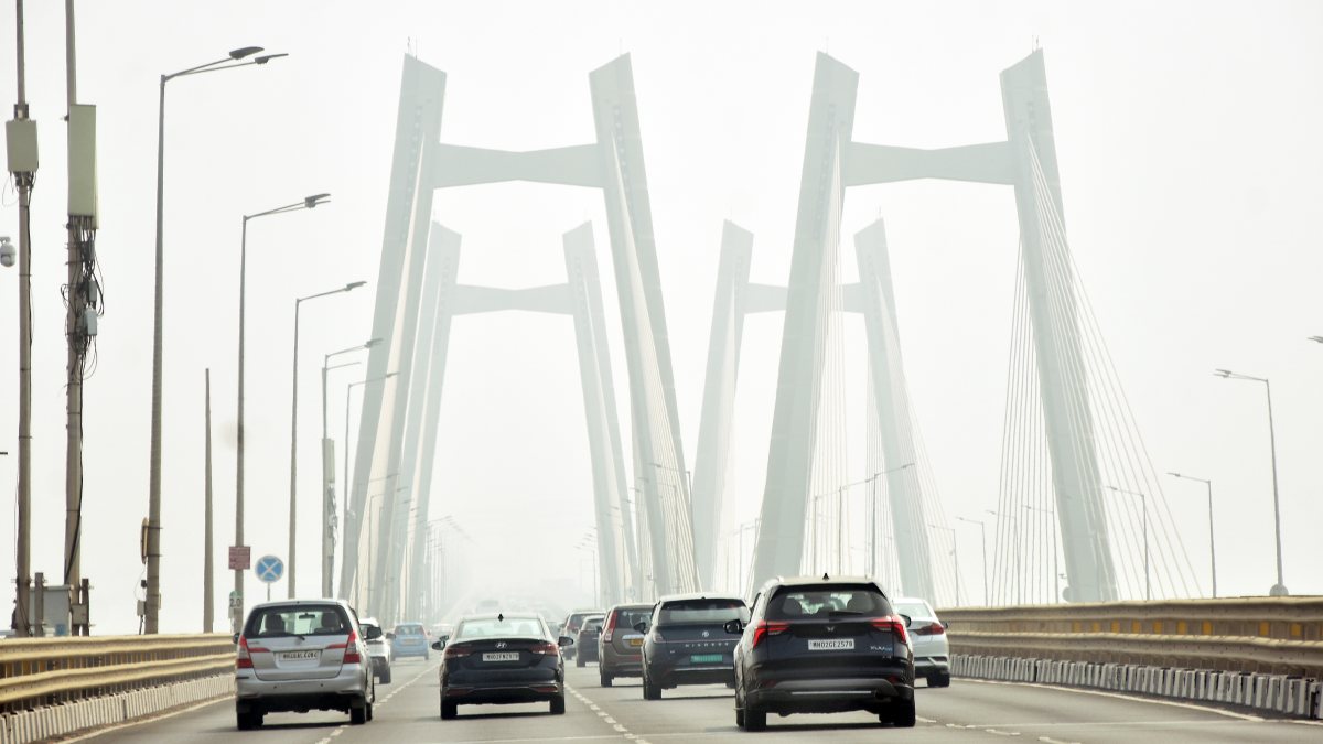 Mumbai streets shrouded in haze as air quality worsens