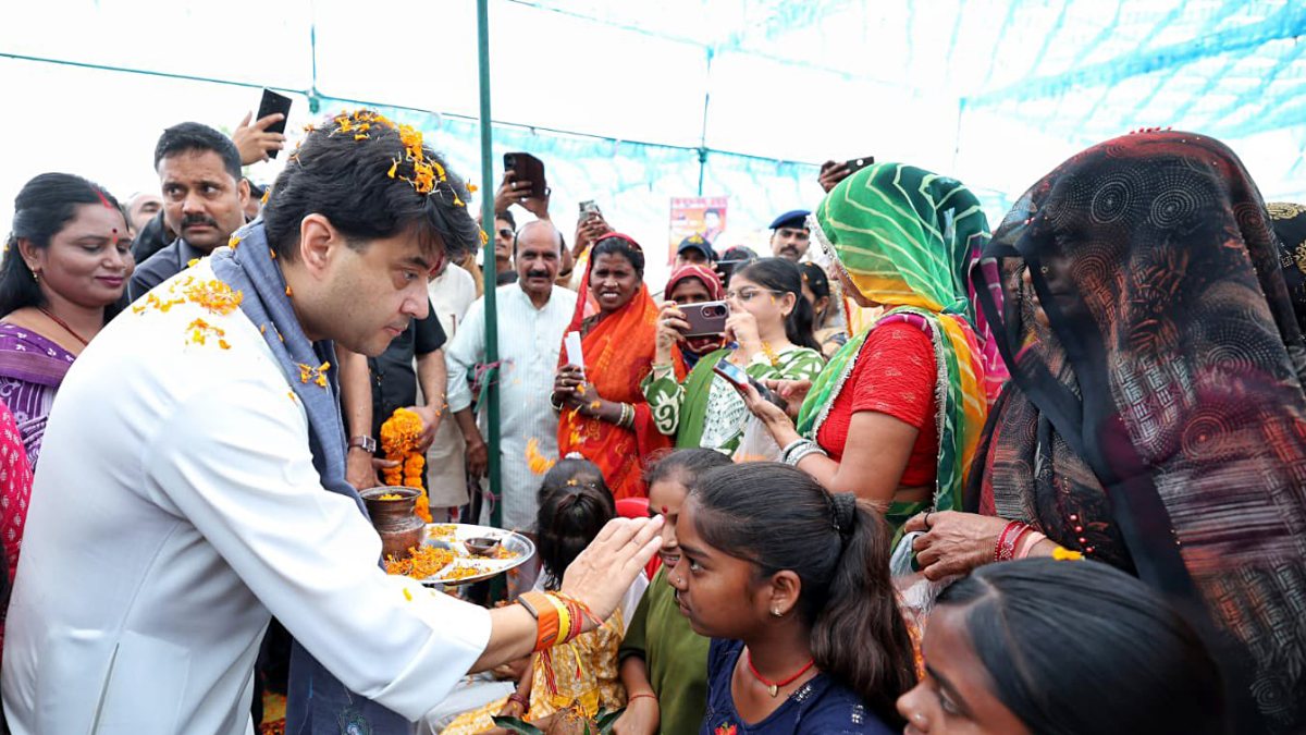 Scindia meets Lodhi community at Ashoknagar conference