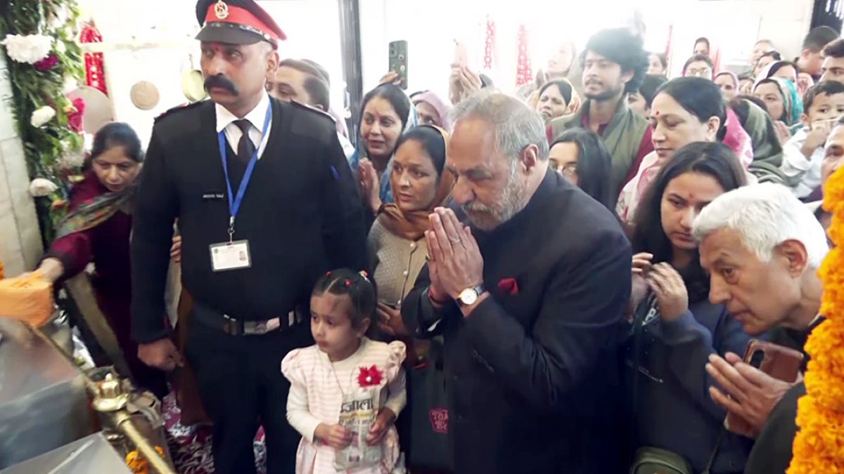 Congress leader Anand Sharma offers prayers at Shimla temple
