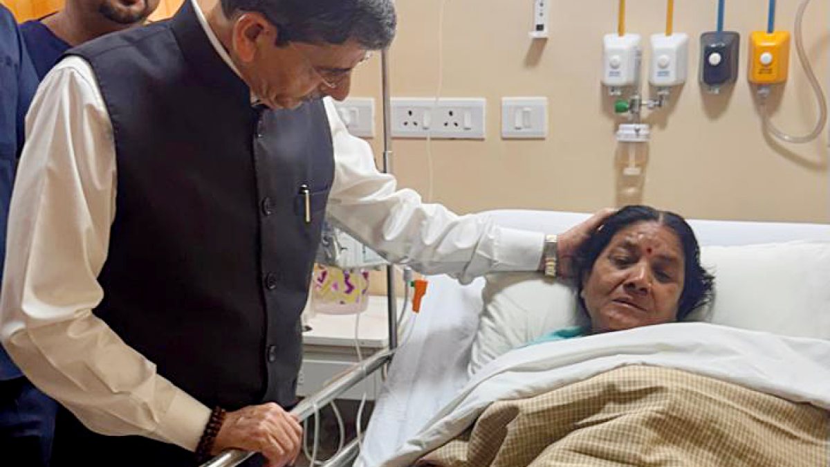 Bengal governor visits hospital after Durga Puja pandal stampede