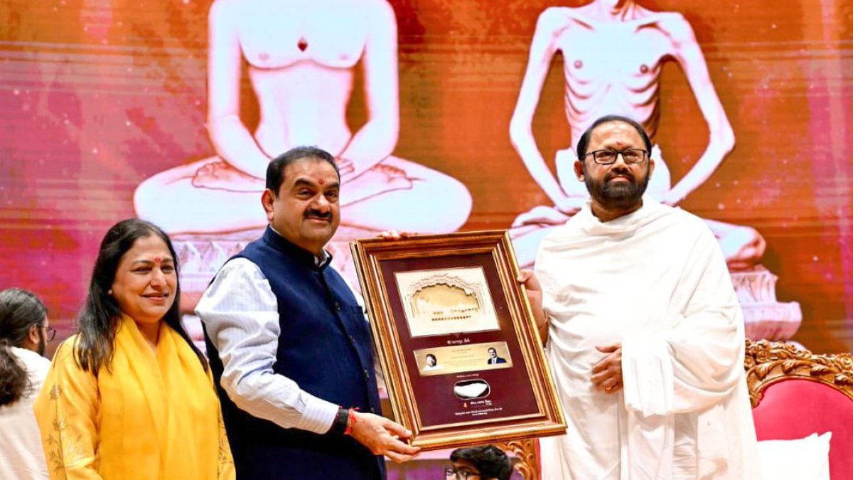 Gautam Adani and Pujya Gurudevshri Rakeshji pose with memento in Valsad