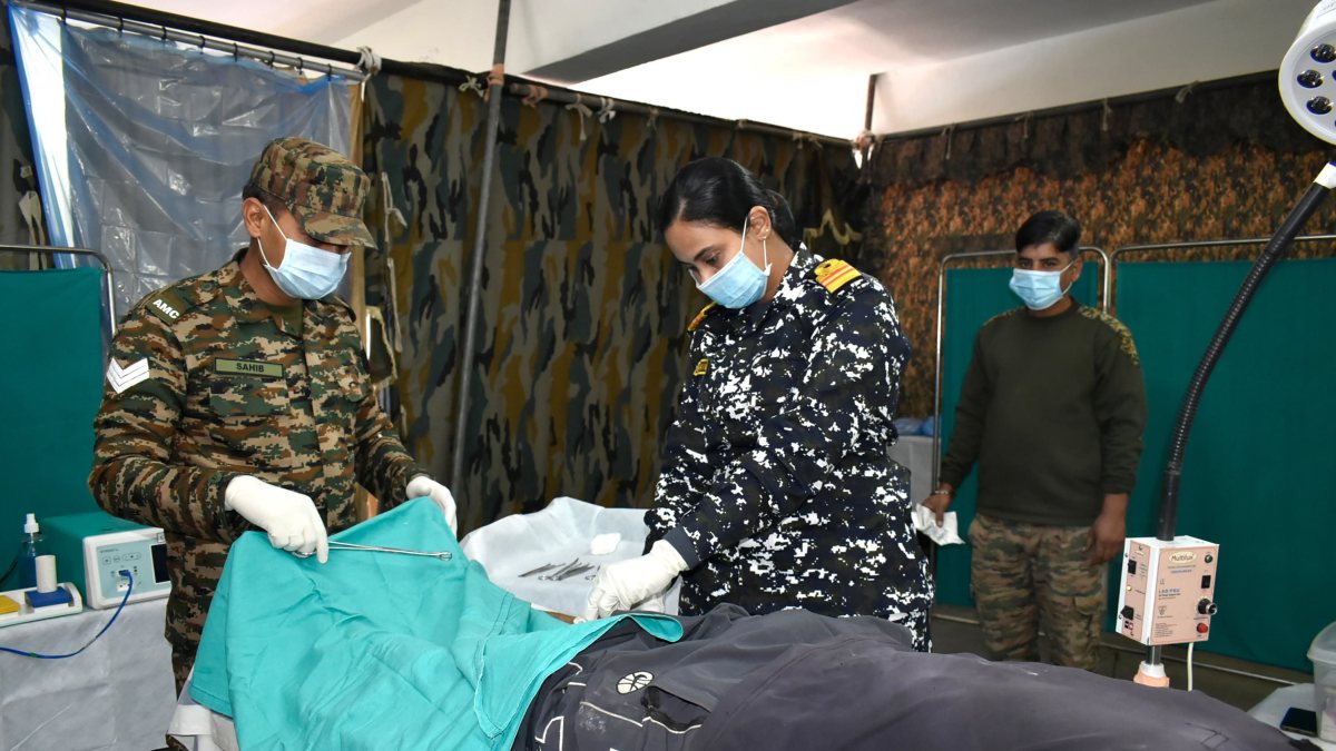 Army doctor holds medical checkup at mega camp in Udhampur