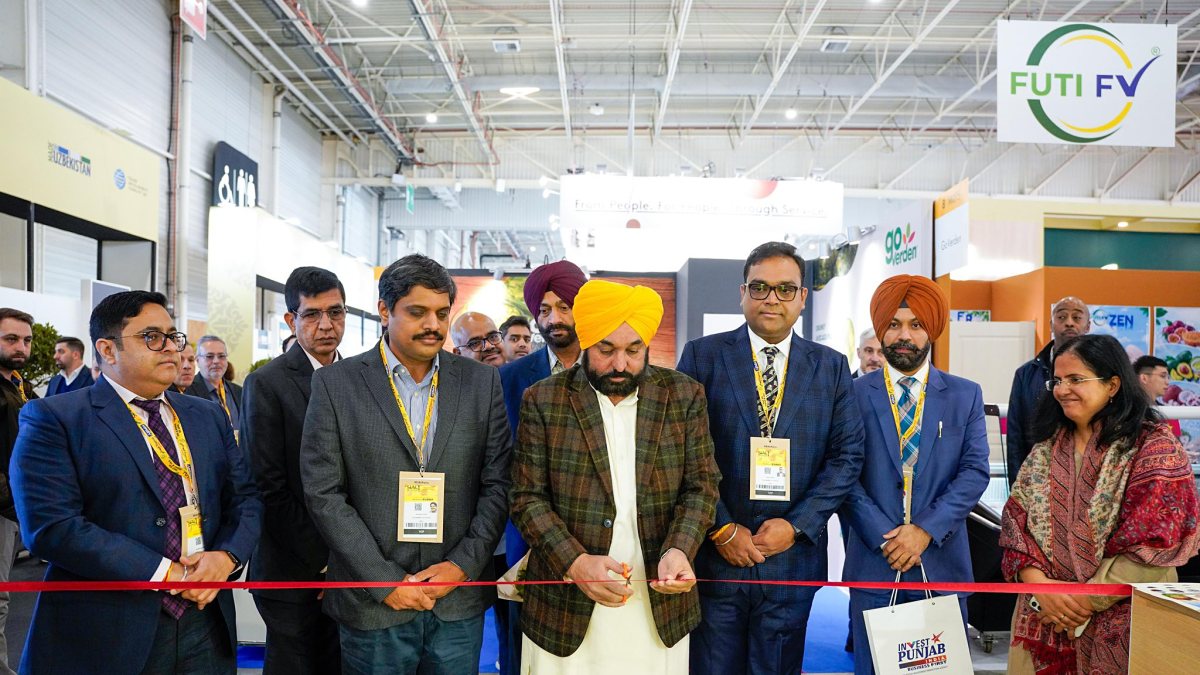 Mann opens MARKFED stall at SIAL Paris