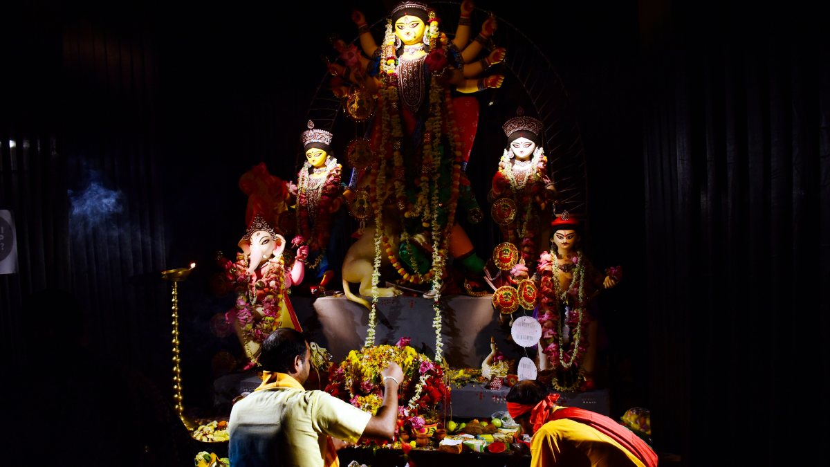 Priests perform Durga Puja rituals at Suri Lane pandal in Kolkata