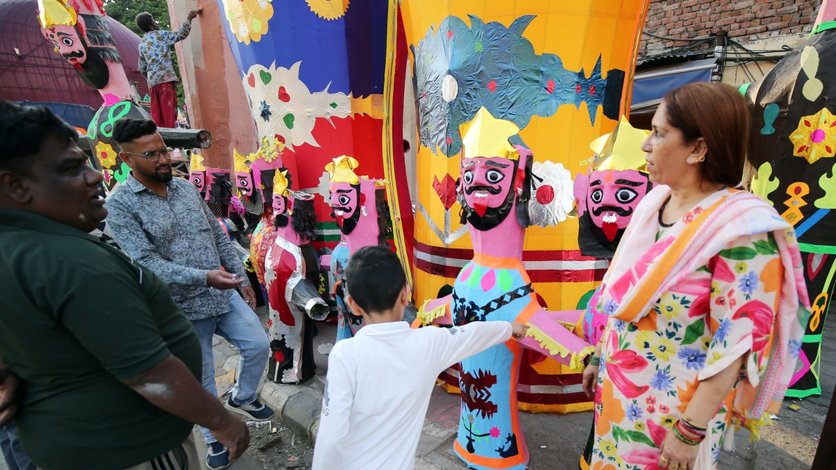 Amritsar shoppers buy Ravana effigies ahead of Dussehra