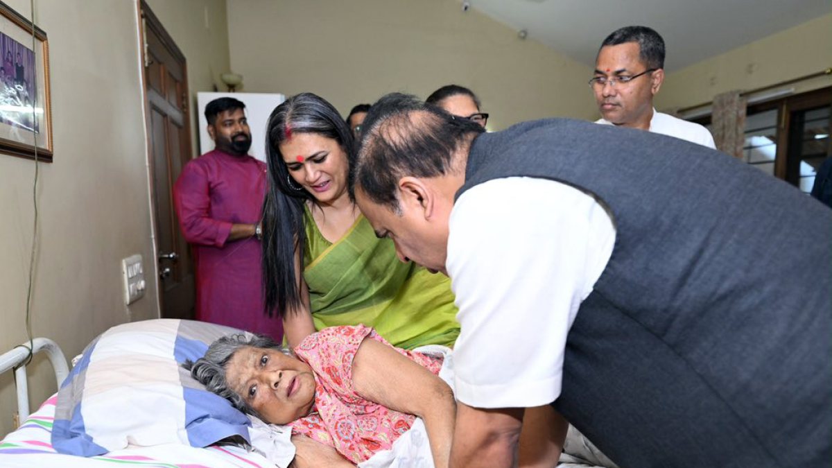 Assam CM Himanta Biswa Sarma meets Sushmita Dev's mother Bithika Dev