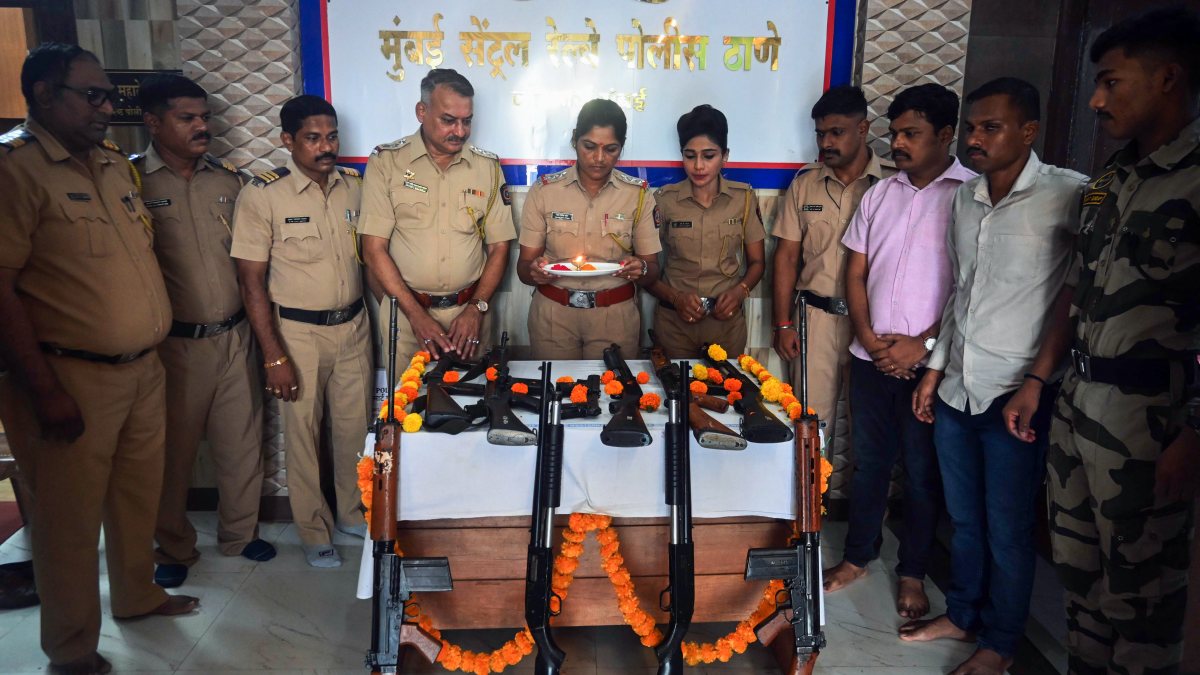Mumbai police perform weapon worship on Vijayadashami