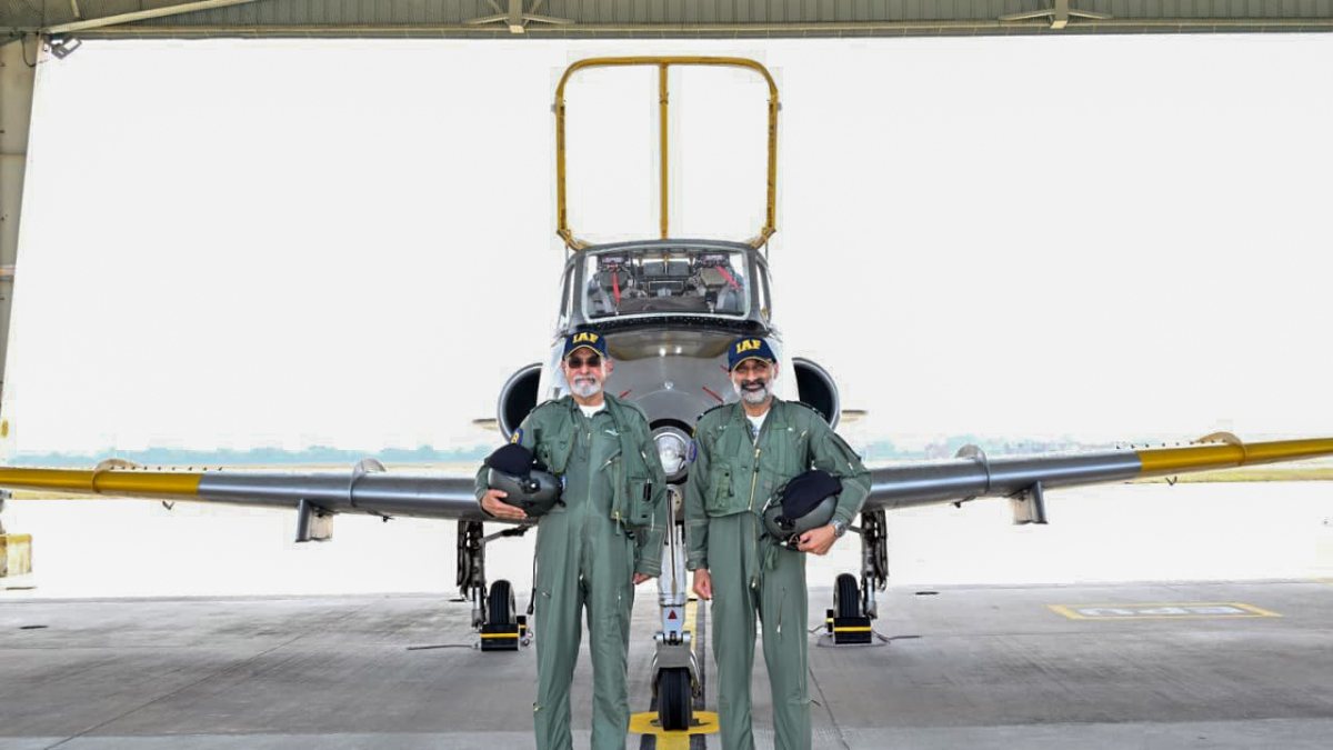 IAF chief poses with first flying instructor at final sortie