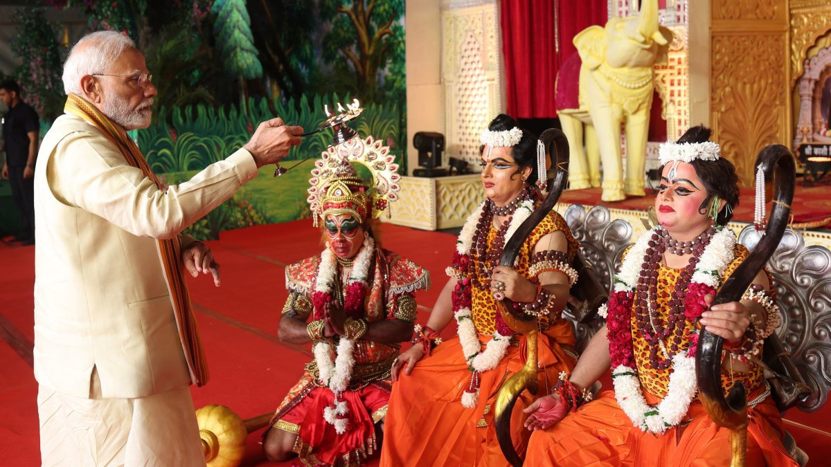 PM Modi performs Dussehra ritual at Delhi ground