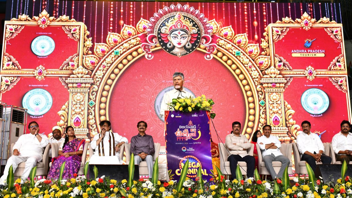 Naidu addresses gathering at Vijayawada Utsav 2.0