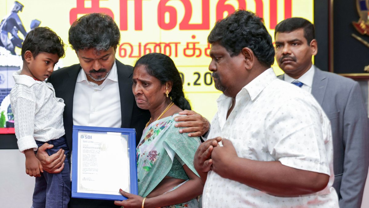 Tamil Nadu CM hands over insurance payment to family of fallen official