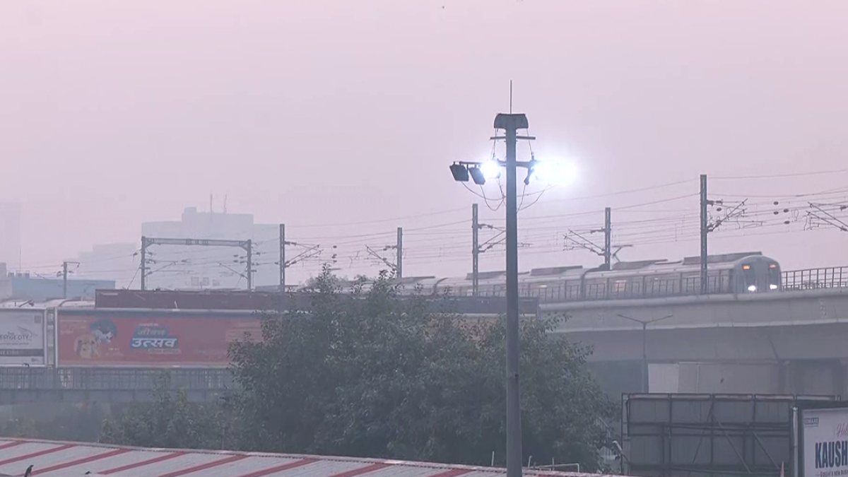 Delhi metro runs through smog as AQI hits 237