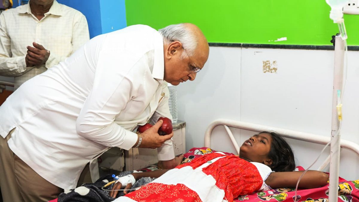 Gujarat CM distributes fruits to patients on Amit Shah birthday