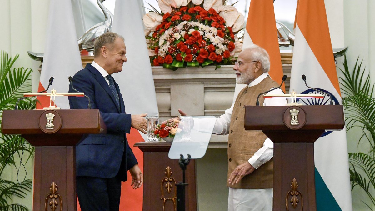 Modi and Tusk shake hands at Hyderabad House press statement