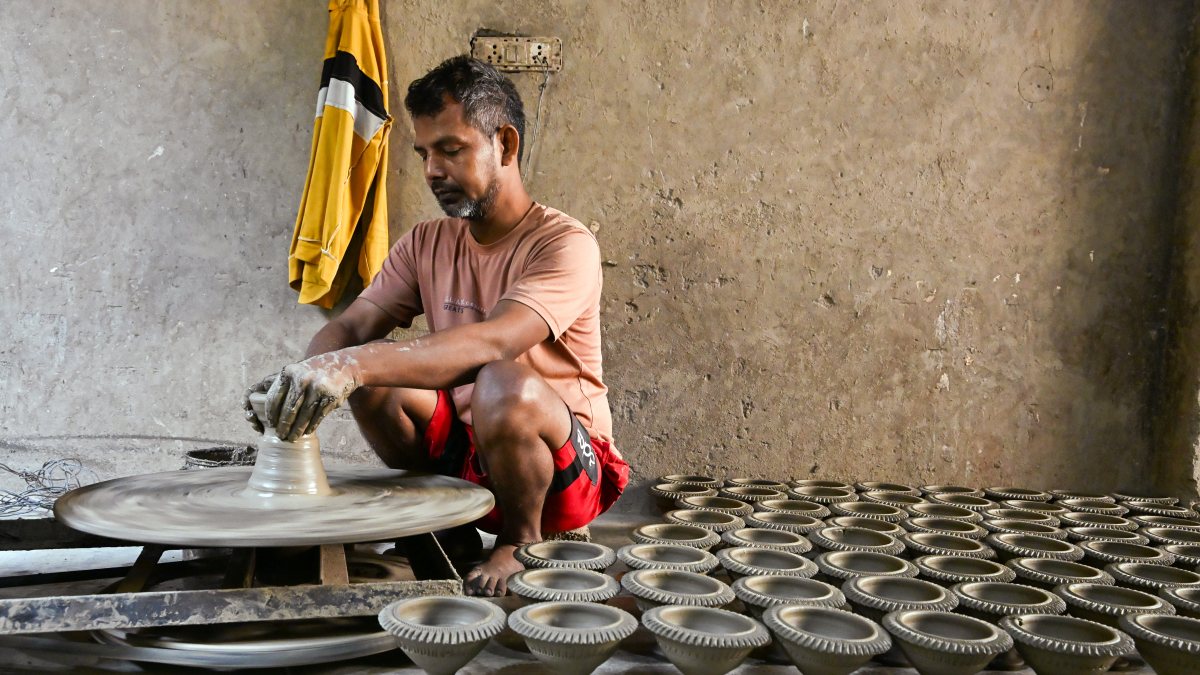 Potter shapes Dhoop Dani ahead of Diwali in New Delhi