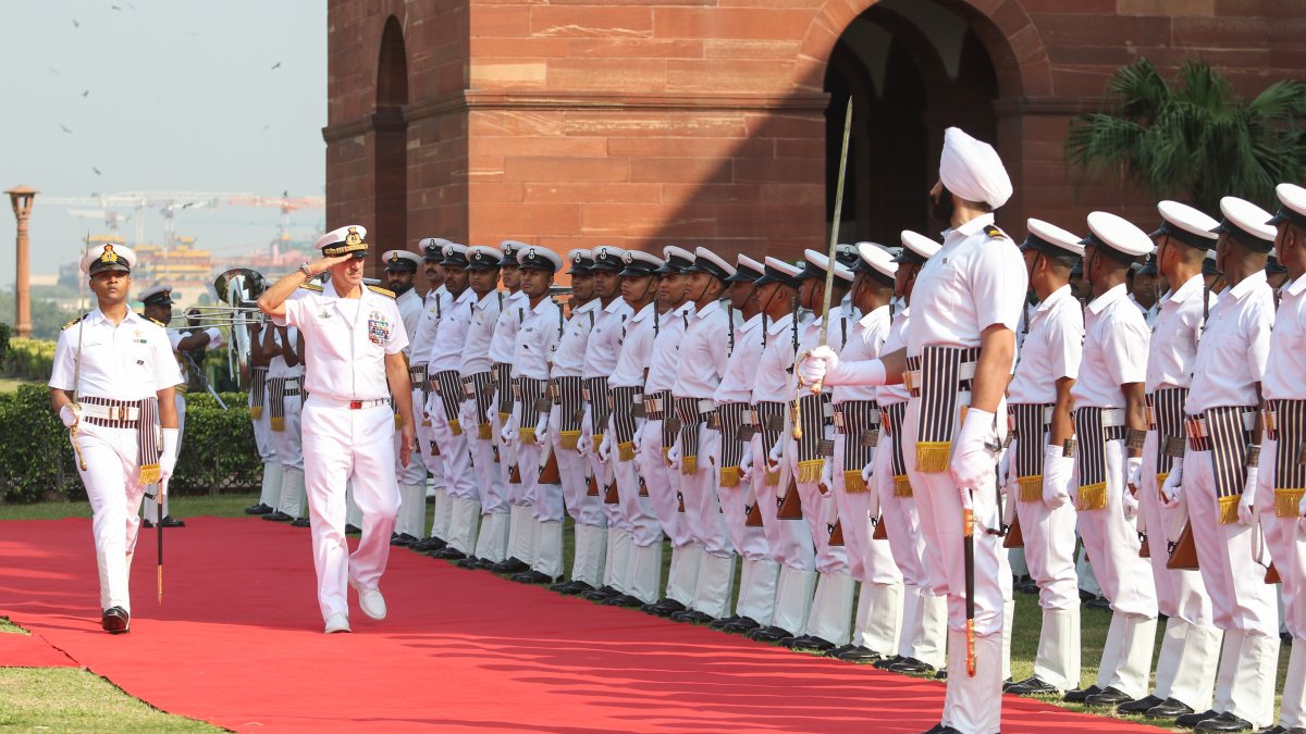 Italian navy chief inspects guard of honour in New Delhi