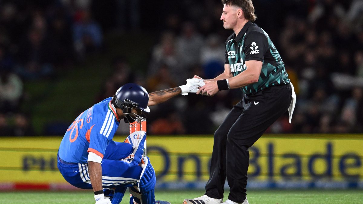 New Zealand bowler helps Shreyas Iyer up during Christchurch T20I
