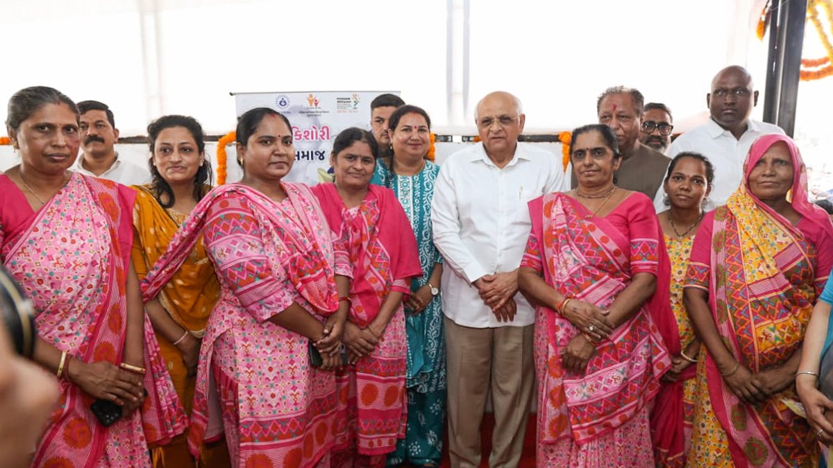 Gujarat CM Bhupendra Patel poses with Anganwadi workers on Amit Shah birthday