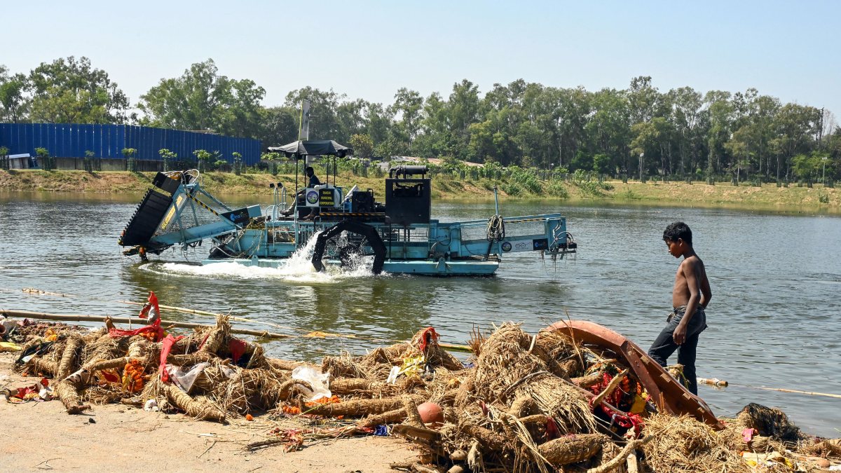 Ranchi civic body deploys trash skimmer to clean Bada Talab after Durga idol immersion
