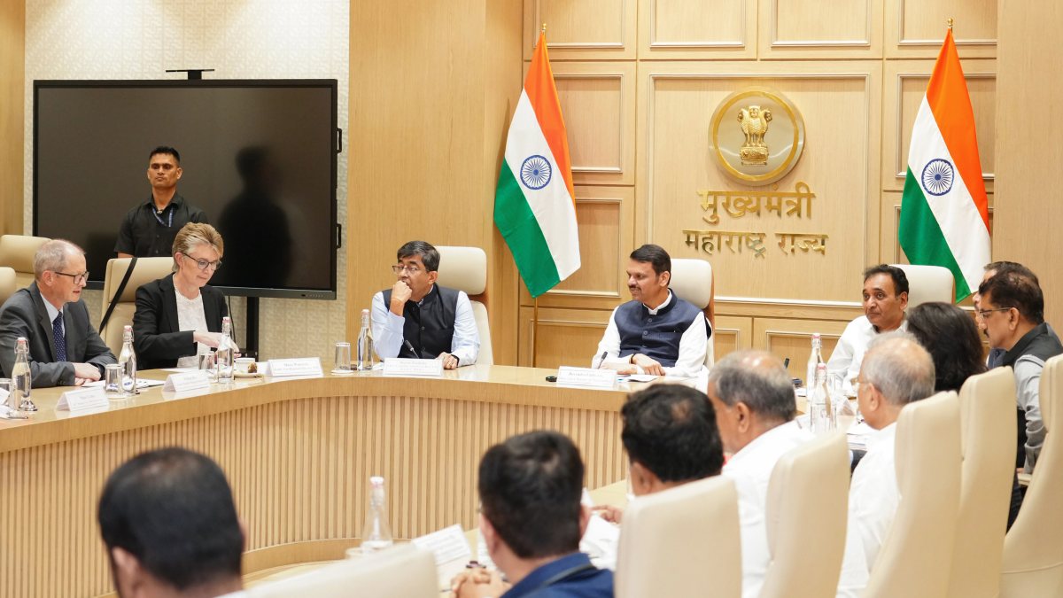 Fadnavis meets World Bank delegation in Mumbai