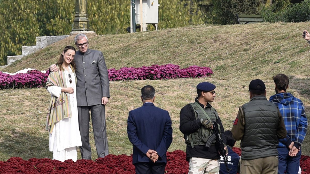 Omar Abdullah inaugurates chrysanthemum garden in Srinagar