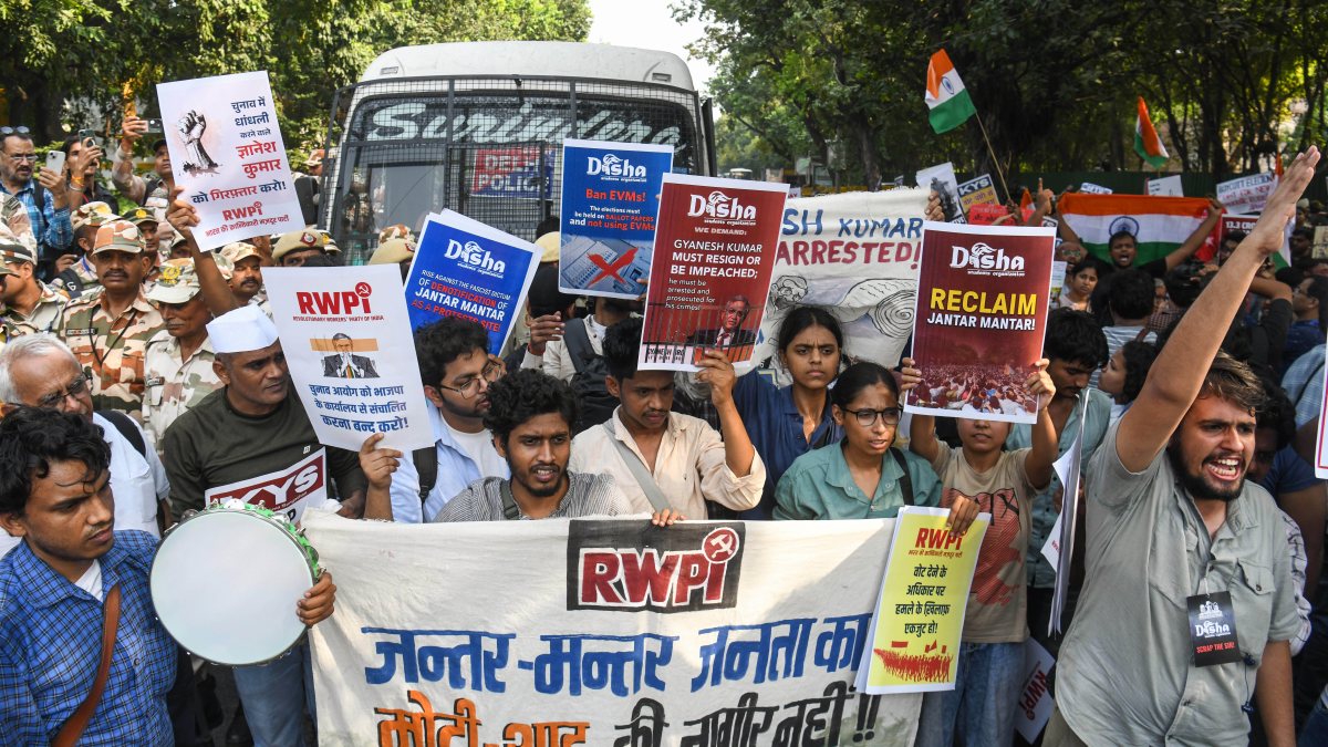 Delhi protesters demand SIR roll scrapping and CEC impeachment