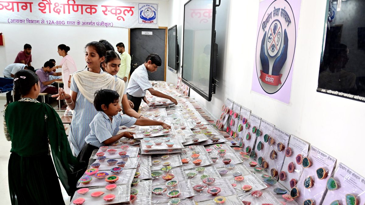 Bikaner children prepare diyas for Diwali fair