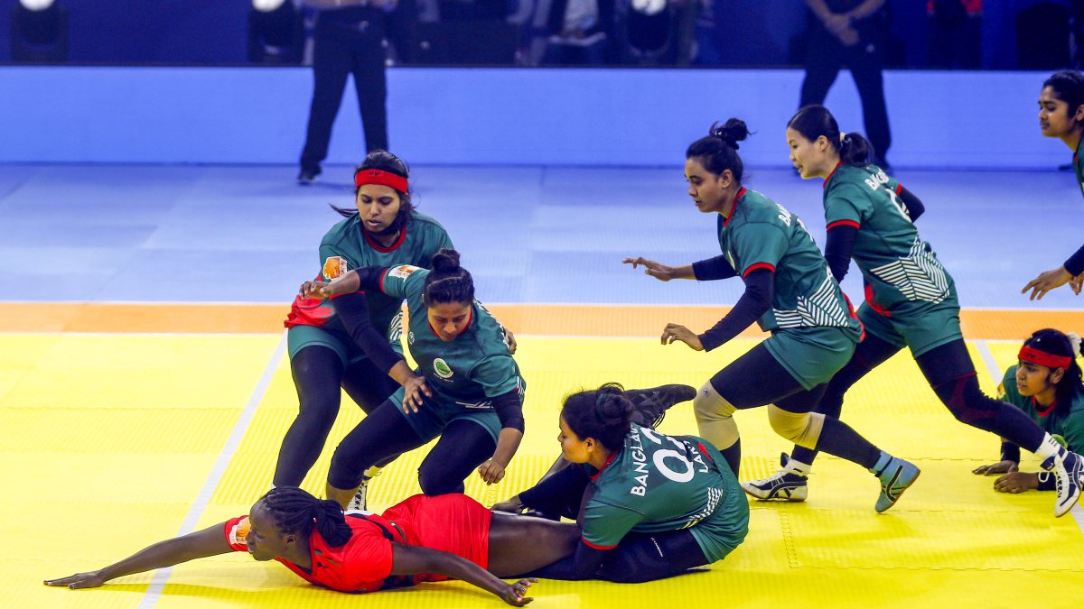 Kenyan raider scores against Bangladesh at Commonwealth Kabaddi Championship