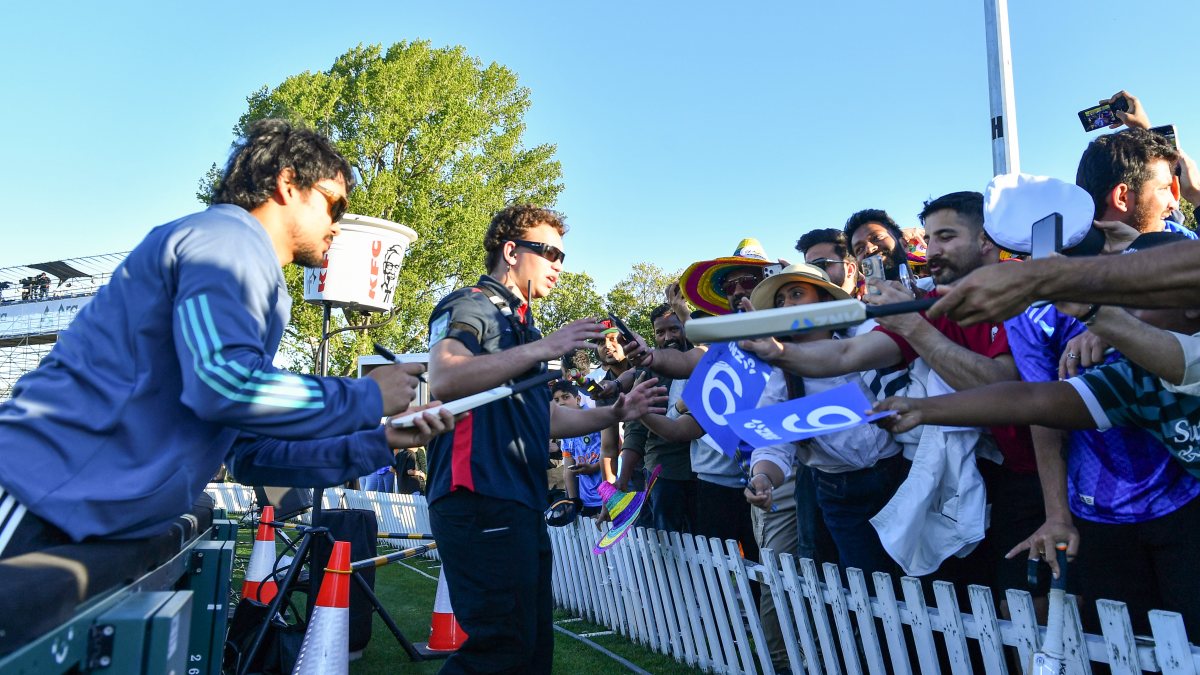 Ishan Kishan signs autographs ahead of 2nd T20 vs New Zealand