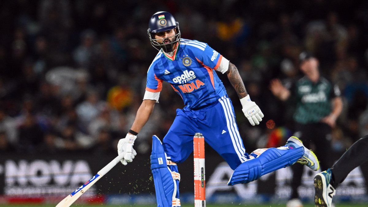 Shreyas Iyer takes a run in 2nd T20I against New Zealand
