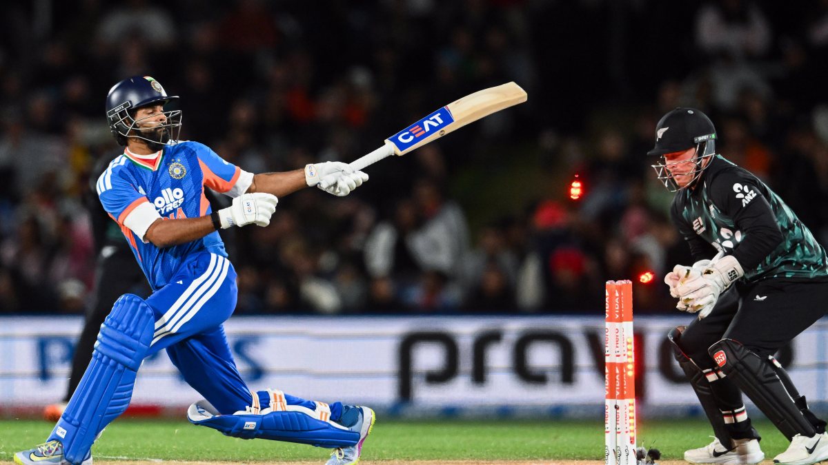 Shreyas Iyer bowled by Mitchell Santner in 2nd T20I