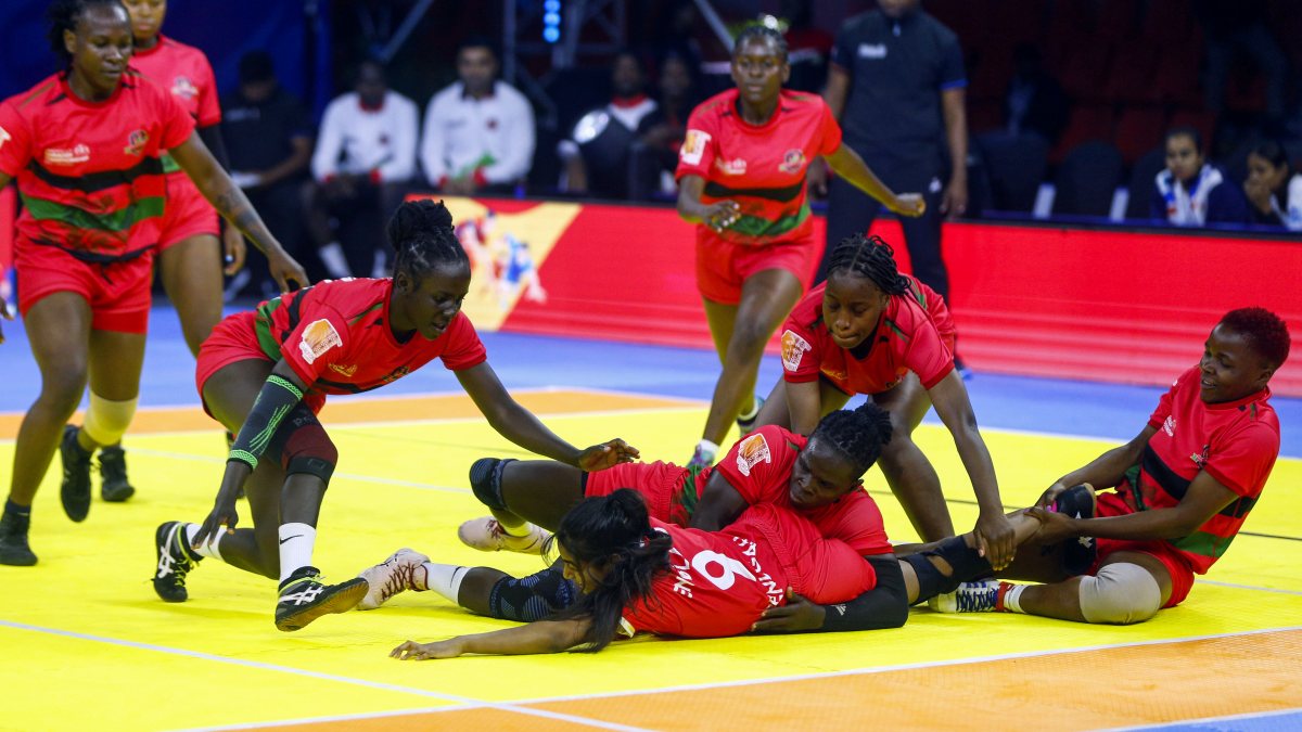 Kenya tackle England raider at Commonwealth Kabaddi Championship