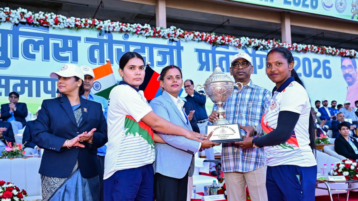 Hemant Soren presents trophy at police archery championship closing