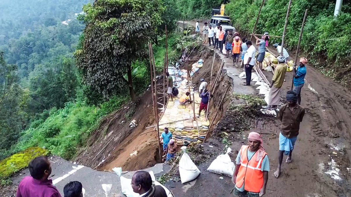 Workers reinforce landslide-hit Kodaikanal road with sandbags