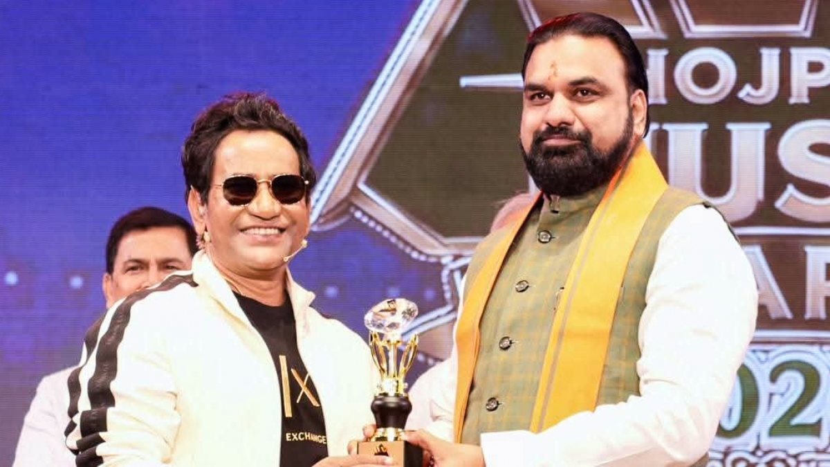 Bihar CM Samrat Choudhary honors singer Nirahua at Bhojpuri Music Awards