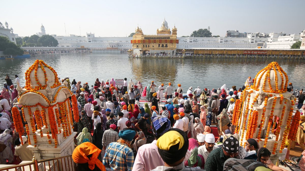 Devotees throng Golden Temple for Guru Ramdas birth anniversary