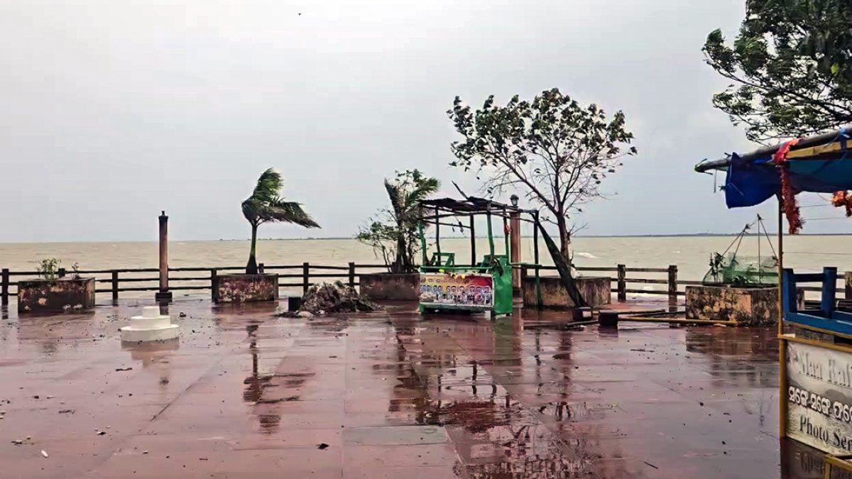 Cyclone Arnab brings bad weather to Chilika Lake