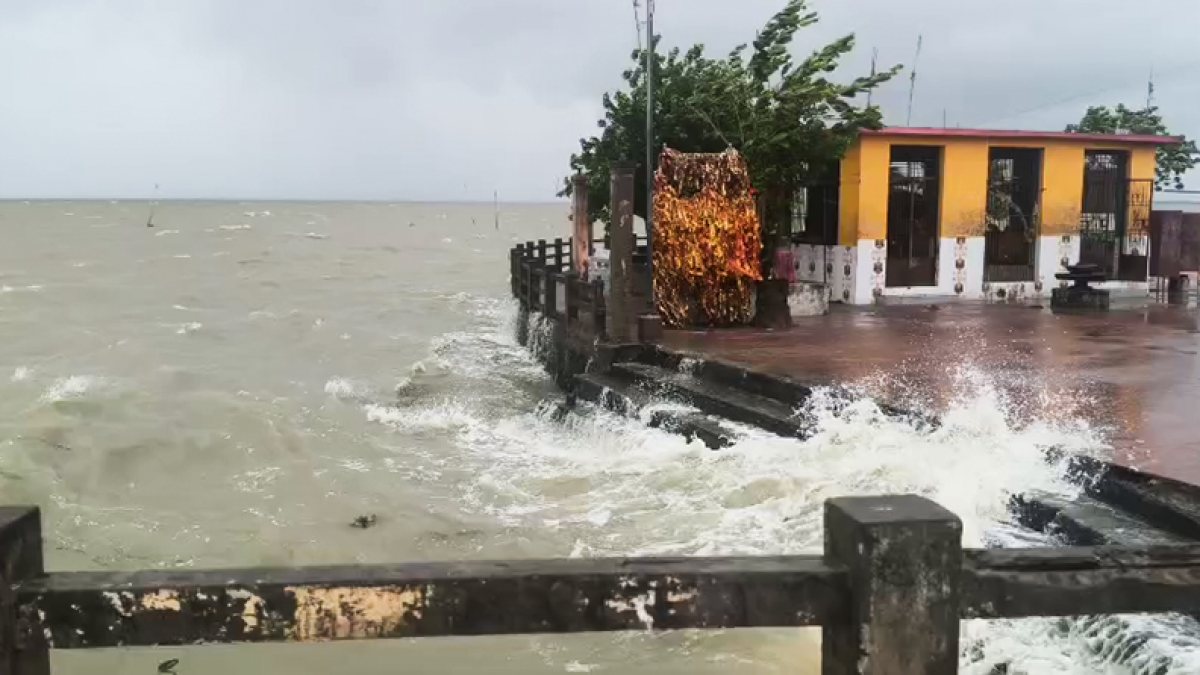 Rough seas near Kalijai temple in Chilika as Cyclone Arnab nears