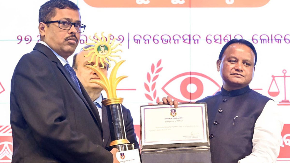 Odisha CM Majhi felicitates awardees at vigilance event in Bhubaneswar