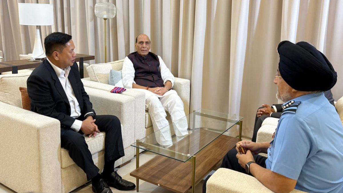 Rajnath Singh welcomed by Philippines defence undersecretary in Cebu