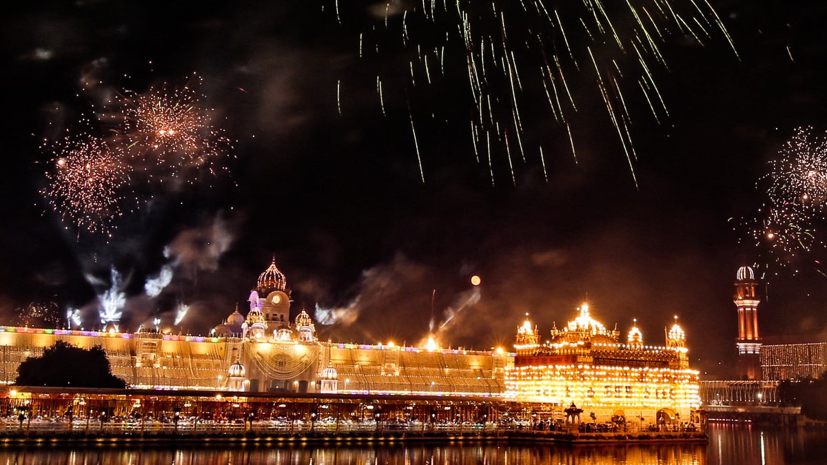 Fireworks light up Golden Temple on Guru Ramdas birth anniversary