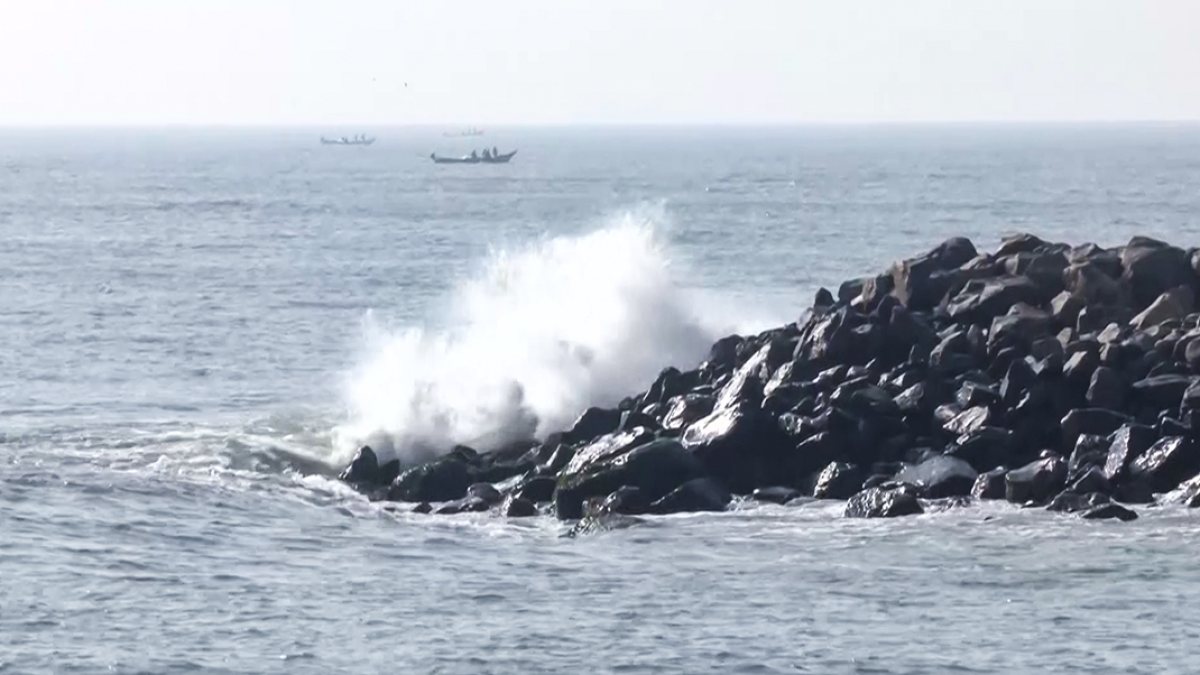 Cyclone Arnab drives strong waves against Chennai coastline