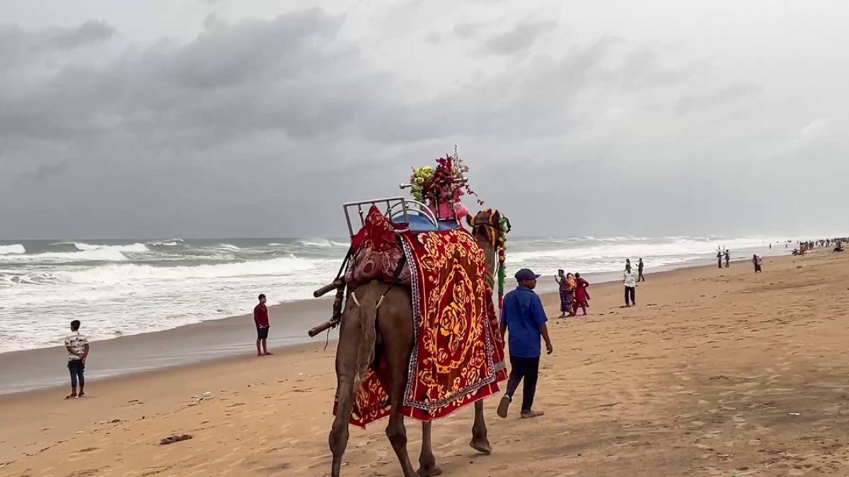 Rough seas and high waves hit Puri beach as Cyclone Arnab makes landfall