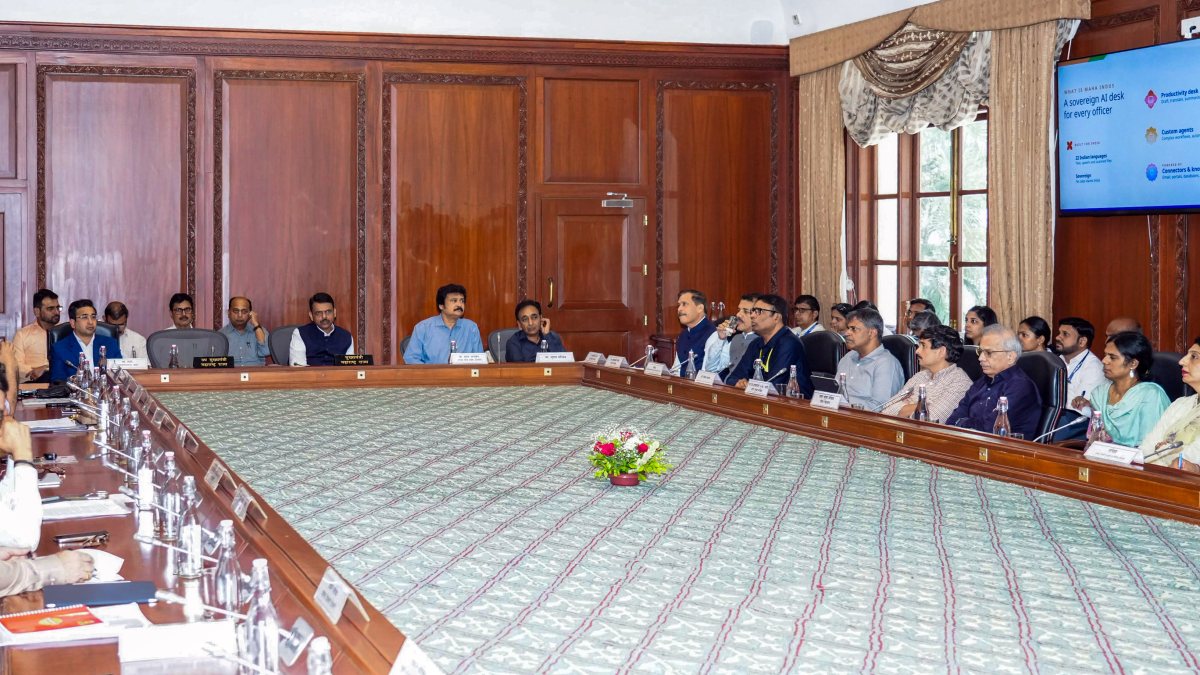 Fadnavis chairs review meeting on MahaSarathi digital platform