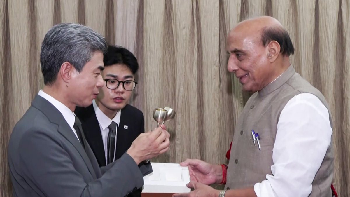 Rajnath Singh meets South Korean counterpart in Cebu